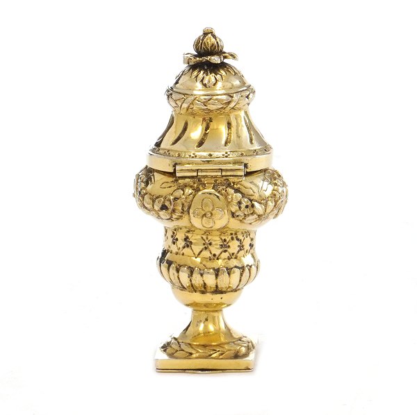 Hovedvandsæg i delvist forgyldt sølv af Christian Nielsen Lindbach, 1767-1815, København. H: 7,6cm
