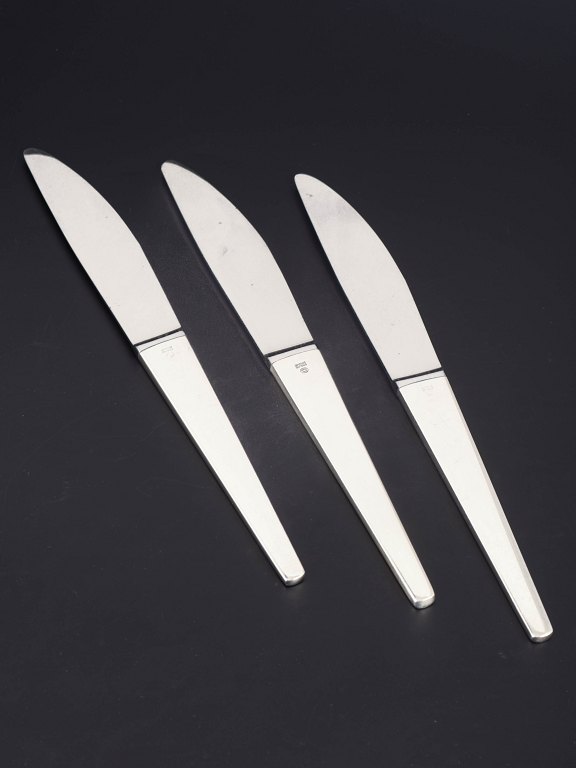 Henning Koppel for Georg Jensen, three dinner knives Caravel.