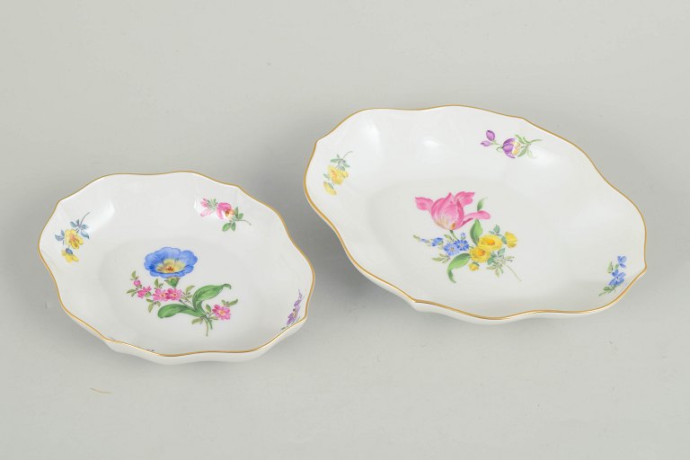Meissen, to fade med polykrom blomsterdekoration.