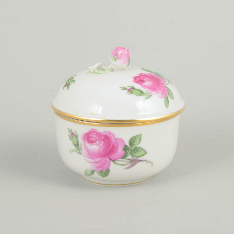 Meissen, sukkerskål med låg og polykrom blomsterdekoration.