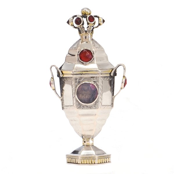 Danish silver vinaigrette by H. C. Emmerlev, Døstrup, circa 1830. H: 11cm