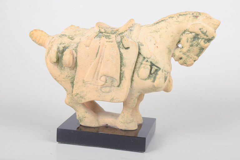 Giulia Mangani, earthenware horse sculpture.