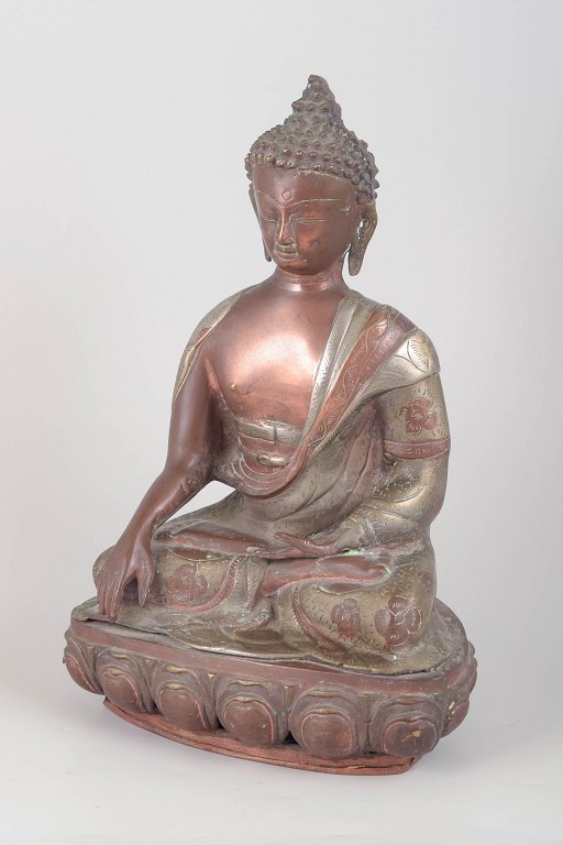 Stor Buddhafigur i bronze.