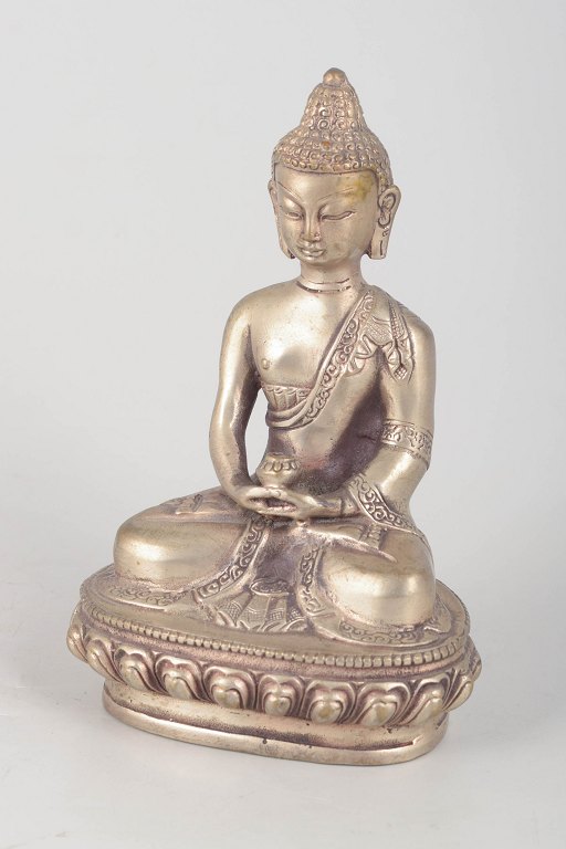 Buddhafigur i forsølvet metal.