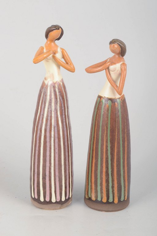 Two figures by Cay Cedergren.
