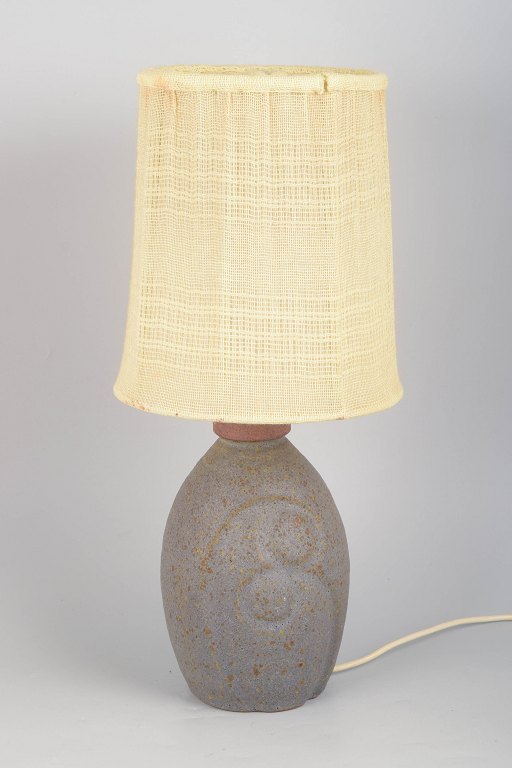 Dansk bordlampe i sandfarvet kunstkeramik.