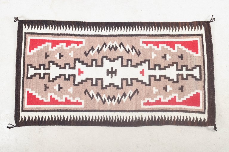 Nordamerikansk Navajo tæppe med geometriske motiver, ca. 1940’erne.