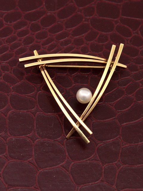 14 carat gold brooch with genuine pearl